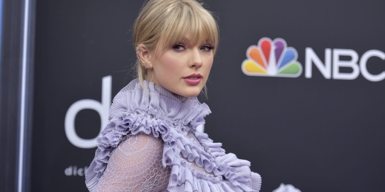 (News) Taylor Swift is Feuding with Scooter Braun