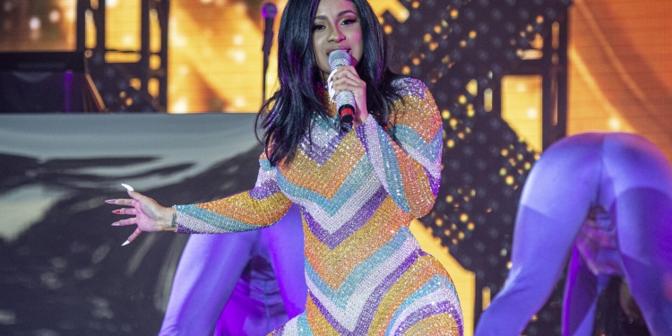 (Video) Cardi B Defends Female Rappers After Jermaine Dupri’s Comments