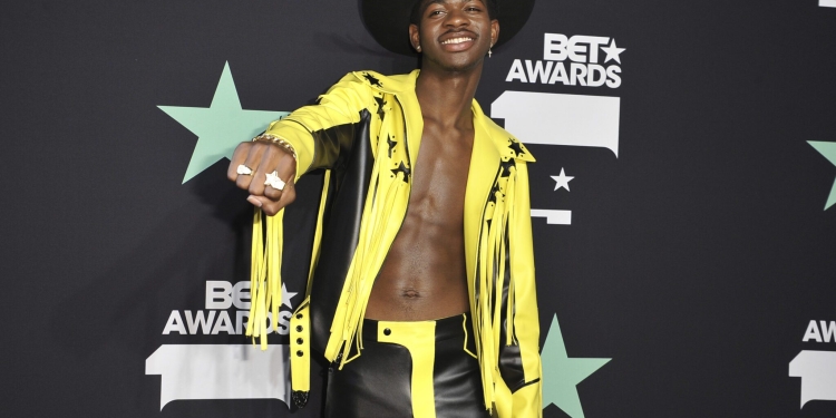 (News) Lil Nas X Comes Out During Pride Month