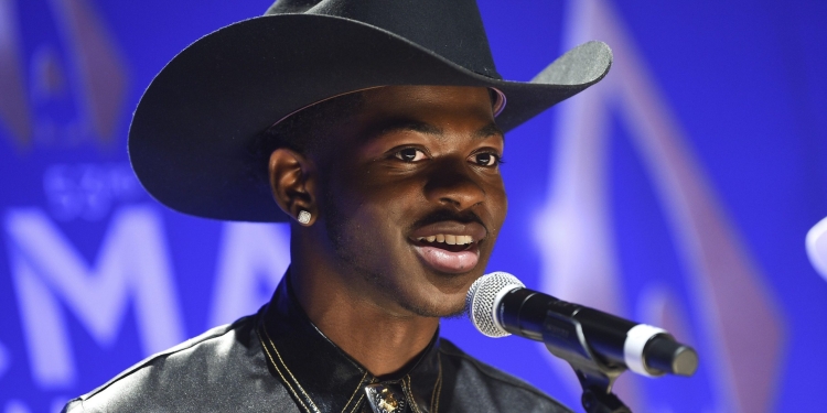 (News) Lil Nas X Crashes Disney World Wedding