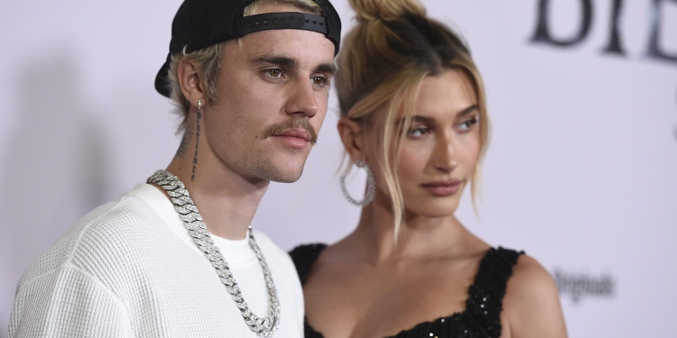 (News) Justin Bieber Joins Kanye West For Sunday Service