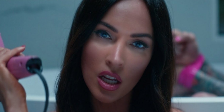 (Watch) Machine Gun Kelly – Bloody Valentine