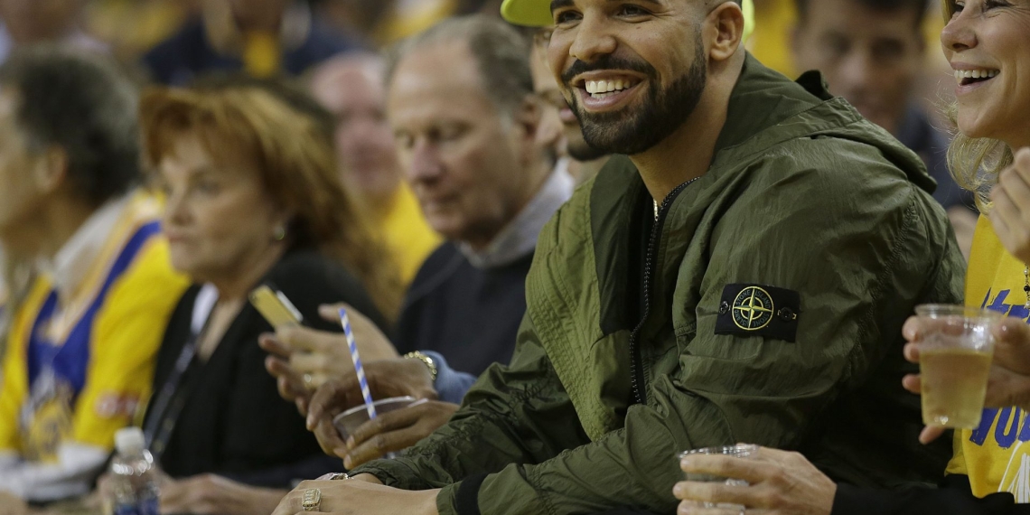 (News) Drake Shows Off His Collection of Kobe Bryant Sneakers