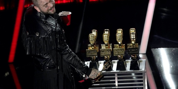 (News) Post Malone Says Drake is Terrible at Beer Pong