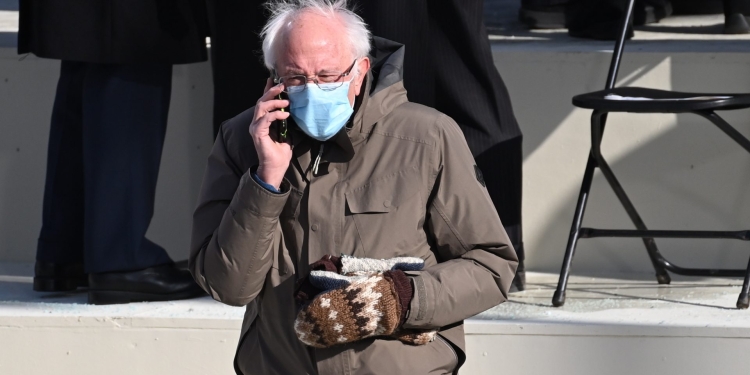 (News) Bernie Sanders Sparks New Meme at Presidential Inauguration