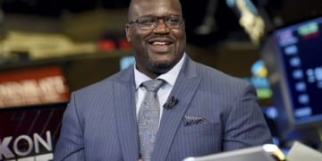 (News) Shaq Surprises Stranger by Paying for Engagement Ring