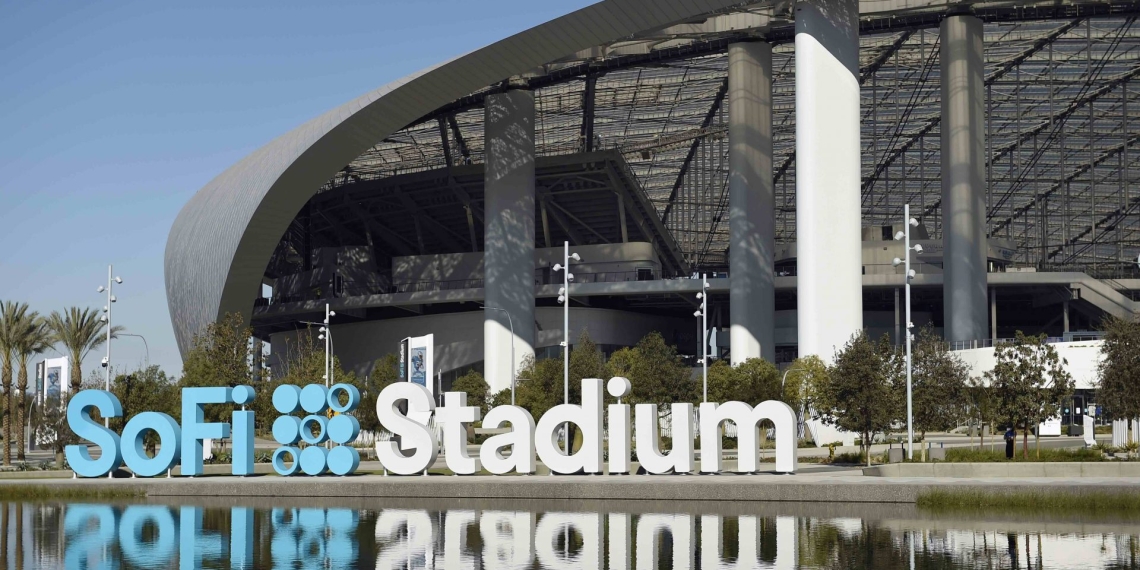 (News) Drake Rented Out an Entire Football Stadium to Celebrate Billboard Win