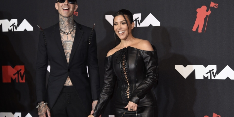 (News) Travis Barker & Kourtney Kardashian Are Engaged!