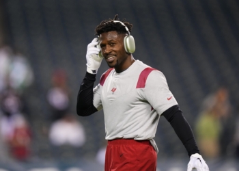 (News) Antonio Brown Accused Of Using Fake COVID-19 Vaccine Card