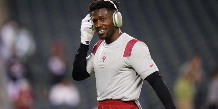 (News) Antonio Brown Accused Of Using Fake COVID-19 Vaccine Card