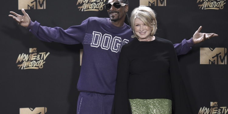 (News) Snoop Dogg & Martha Stewart Are Hosting The Puppy Bowl