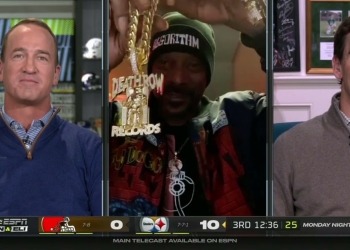 (News) Snoop Dogg Gifts Eli Manning Death Row Records Chain
