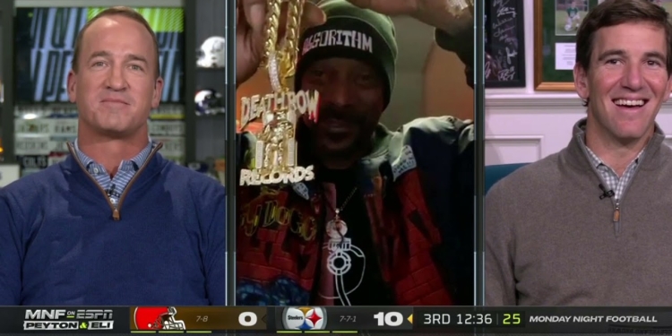 (News) Snoop Dogg Gifts Eli Manning Death Row Records Chain