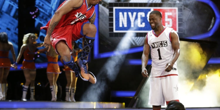 (News) Kevin Hart Gifts Nick Cannon A Condom Vending Machine