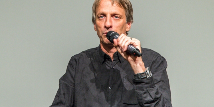 (News) Tony Hawk Suffered A Gruesome Leg Injury Monday