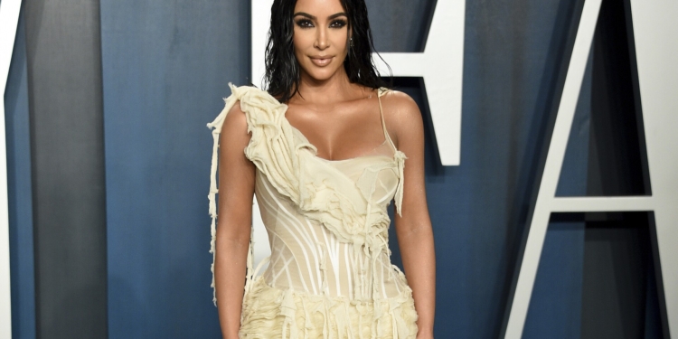 (News) Kim Kardashian Lands Sports Illustrated Swimsuit Cover