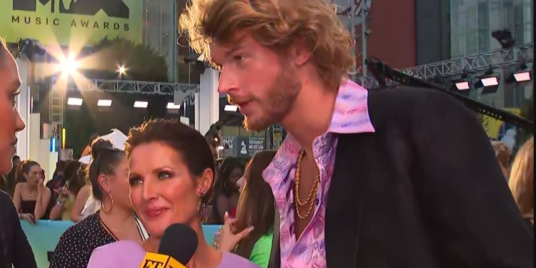 (News) Yung Gravy Takes Addison Rae’s Mom to the MTV VMAs
