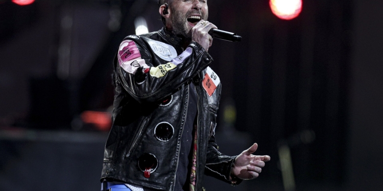 (News) Adam Levine Denies Cheating Allegations