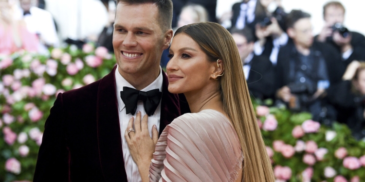(News) Tom Brady & Gisele Bundchen Hire Divorce Lawyers