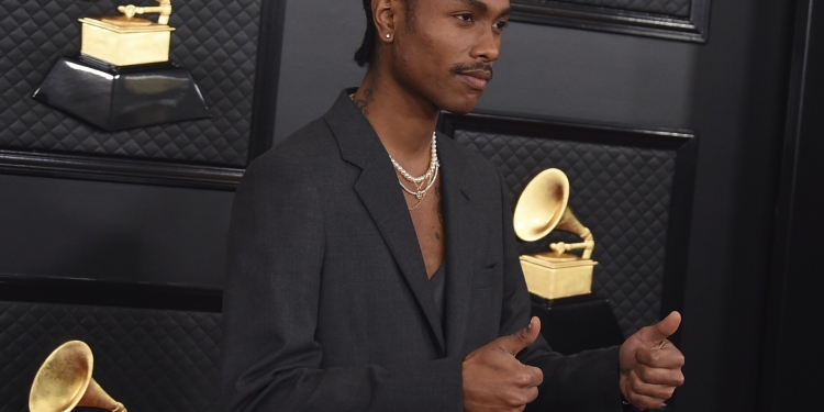 (News) Steve Lacy Smashes Fans Camera on Stage