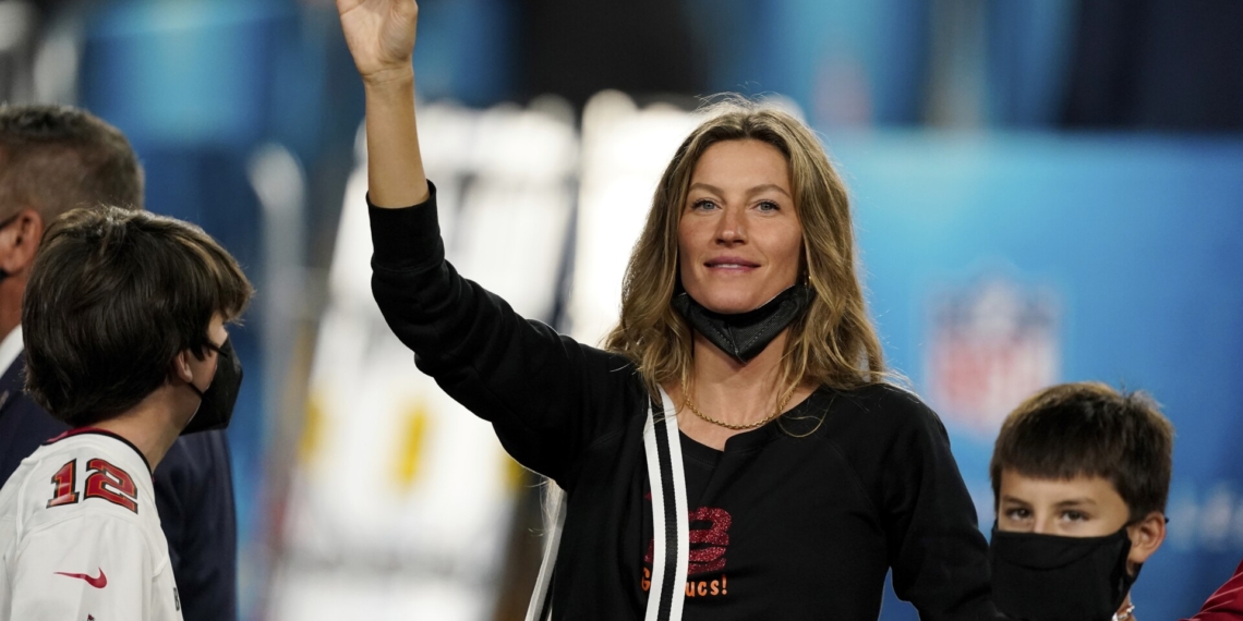 (News) Gisele Bundchen Spotted Without Wedding Ring