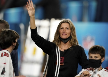 (News) Gisele Bundchen Spotted Without Wedding Ring