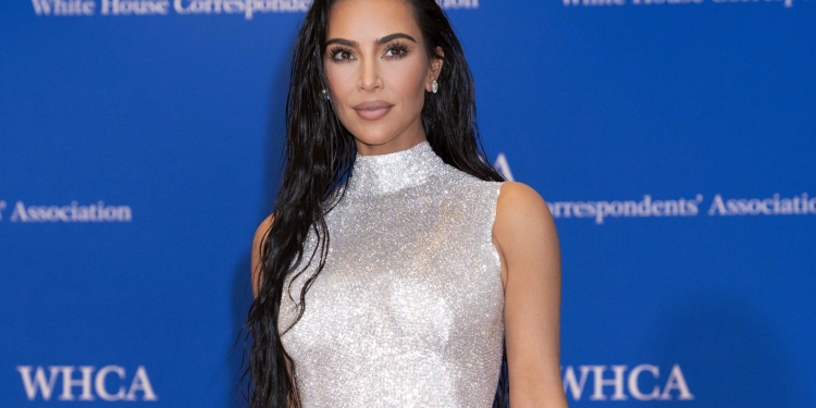(News) Kim Kardashian Accidentally Attends Birthday Party in Halloween Costume