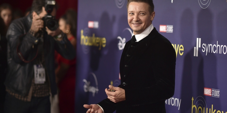 (News) Jeremy Renner in Critical Condition After Snowplow Incident