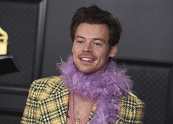 (News) Harry Styles Suffers Wardrobe Malfunction on Stage