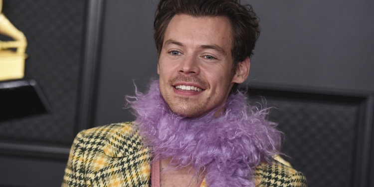 (News) Harry Styles Suffers Wardrobe Malfunction on Stage