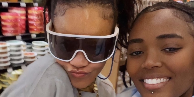 (News) Fans Run Into Rihanna While Casually Shopping At The Grocery Store
