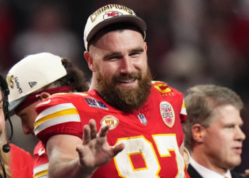 Travis Kelce Agrees to 2-year Extension to Remain in Kansas City