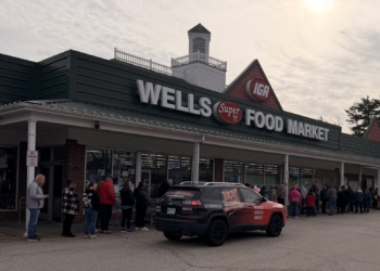 Community Comes Together for Hot Radio Maine’s Turkey Giveaway