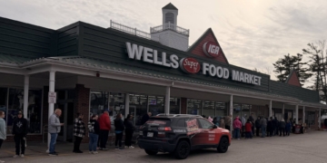 Community Comes Together for Hot Radio Maine’s Turkey Giveaway